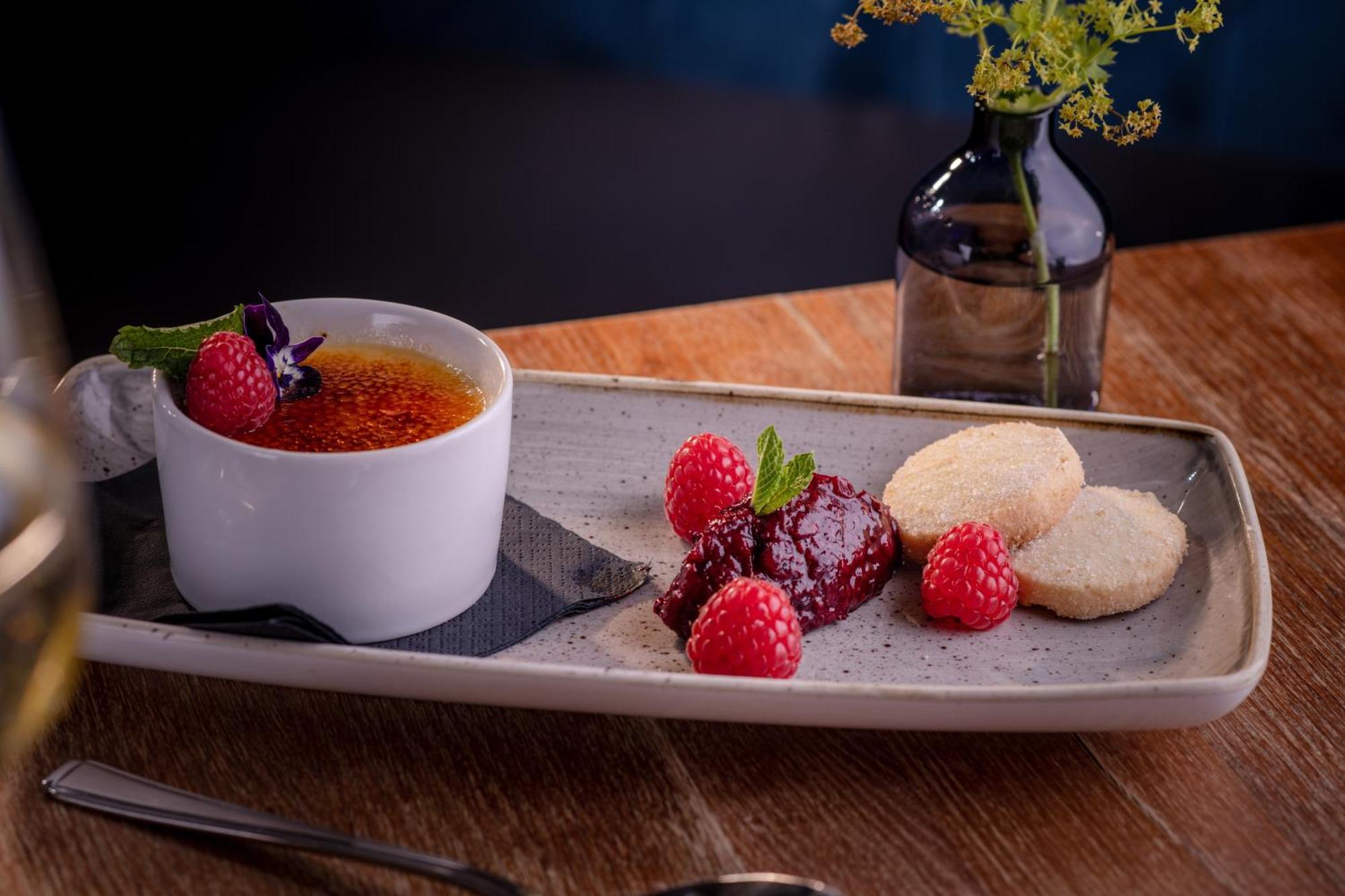 The Millstone, Mellor Otel Blackburn  Dış mekan fotoğraf Crème brûlée with raspberries