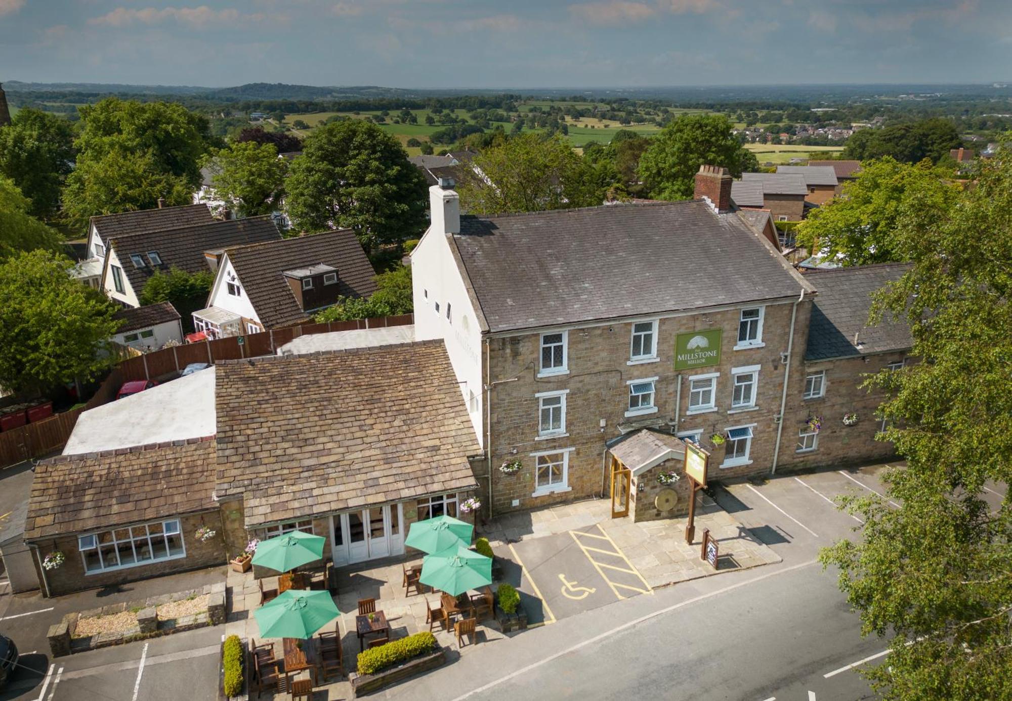 The Millstone, Mellor Otel Blackburn  Dış mekan fotoğraf The Green Man, from the air