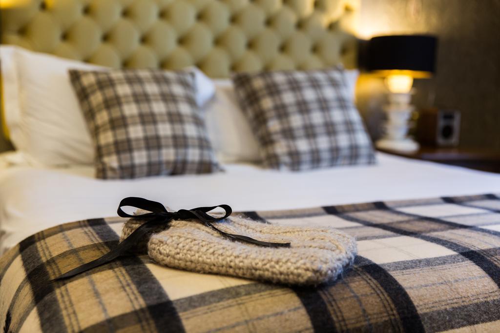 The Millstone, Mellor Otel Blackburn  Oda fotoğraf A bed with a throw