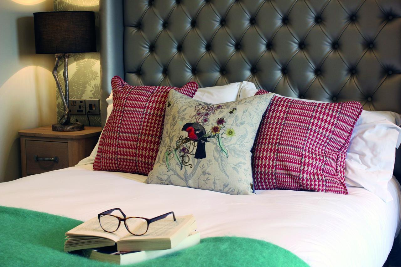 The Millstone, Mellor Otel Blackburn  Dış mekan fotoğraf A bed with cushions