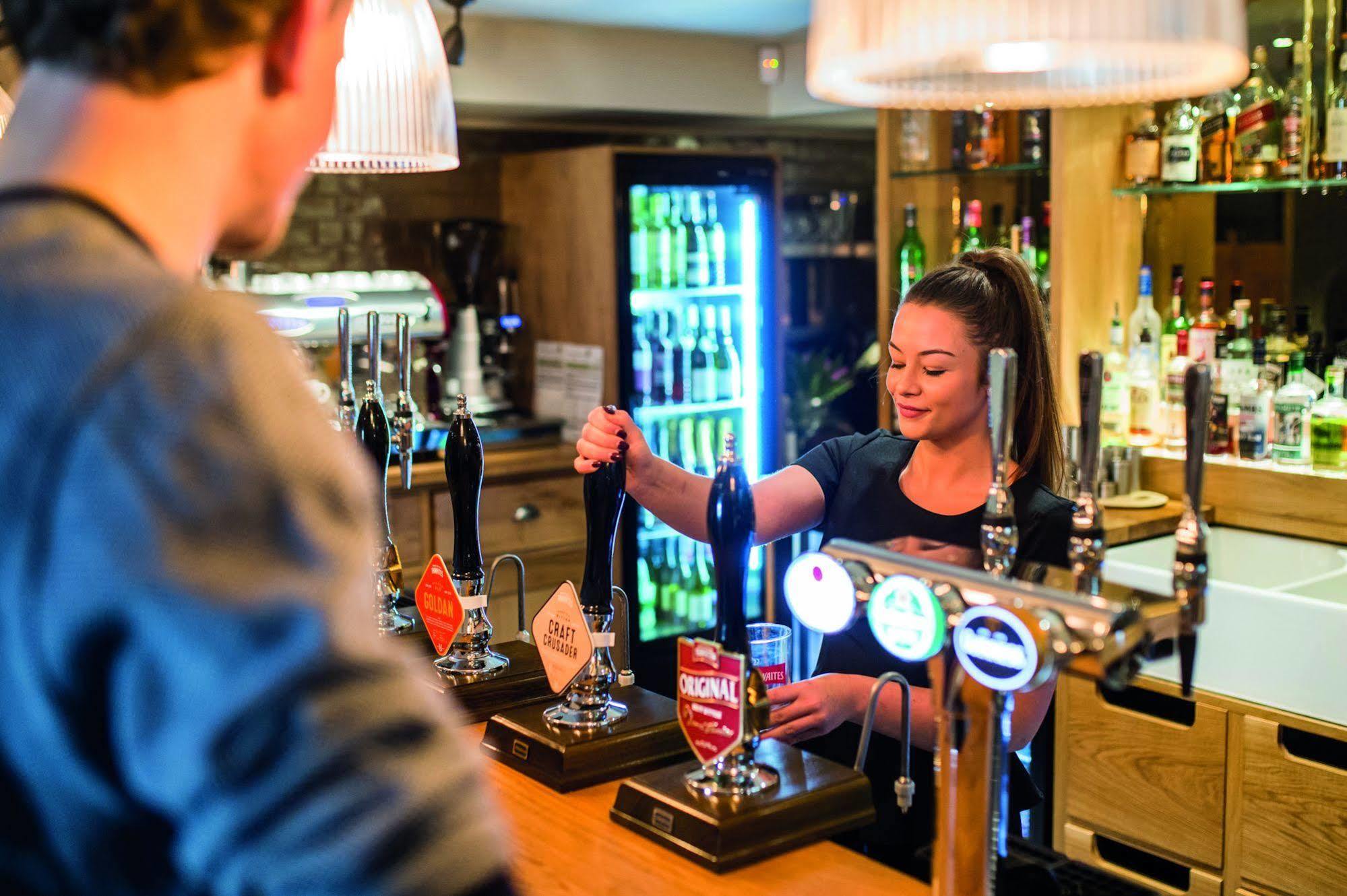 The Millstone, Mellor Otel Blackburn  Dış mekan fotoğraf A barmaid serving a customer